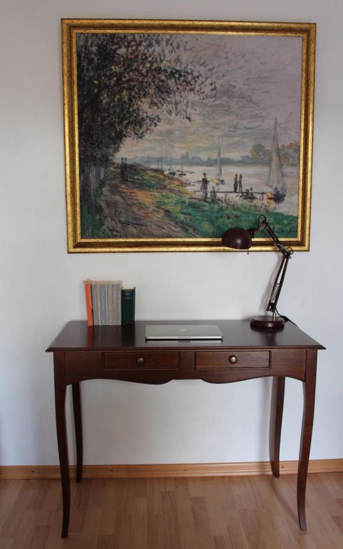 Scrivania bicolore in legno noce scuro e piano bianco opaco, design arte povera